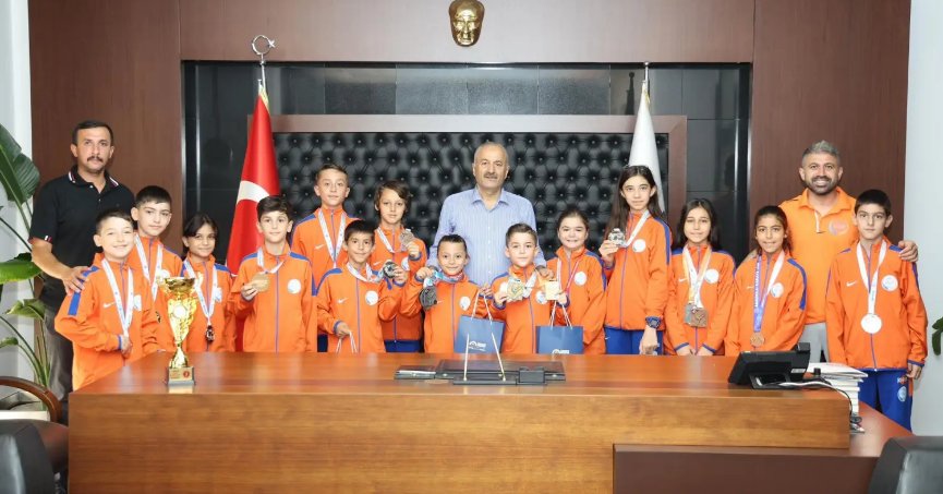 Başarılı karatecilerden Başkan Büyükgöz'e ziyaret