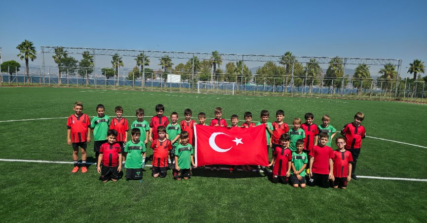 Gölcükspor Futbol Akademisi’nden Zafer Bayramı’na Özel Kutlama