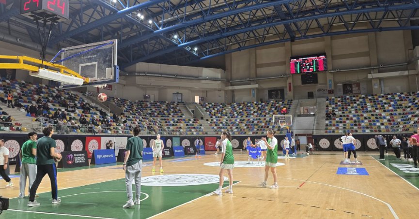 Önce challenge, sonra skorboard arızasıyla maç yarım saate yakın oynanamadı