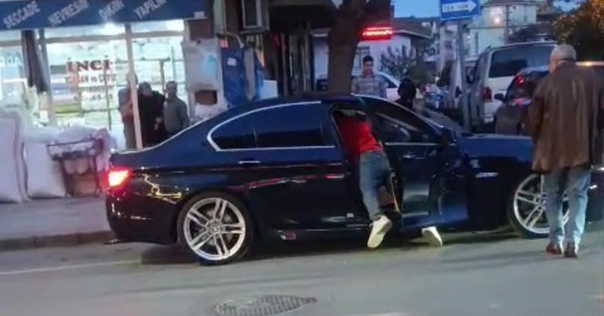 Otomobilinde defalarca bıçaklanan genç adam öldü