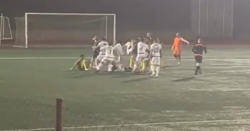 Amatör maçta futbolcular tekme tokat birbirine girdi