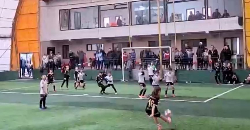 9 yaşındaki Defne'nin golleri beğeni topladı