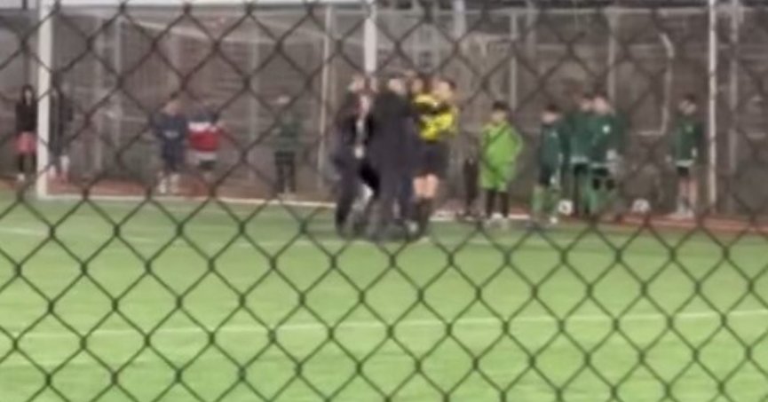 Çocukların maçında kadın hakeme şiddet