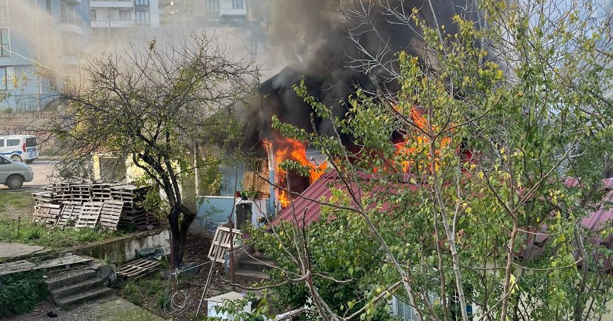 Çakmağı doldururken hem kendini hem de evi yaktı