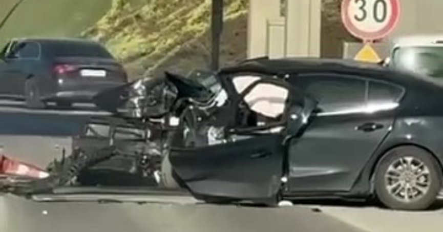 Gişelere çarpan otomobil kullanılamaz hale geldi, 2 kişi ağır yaralandı