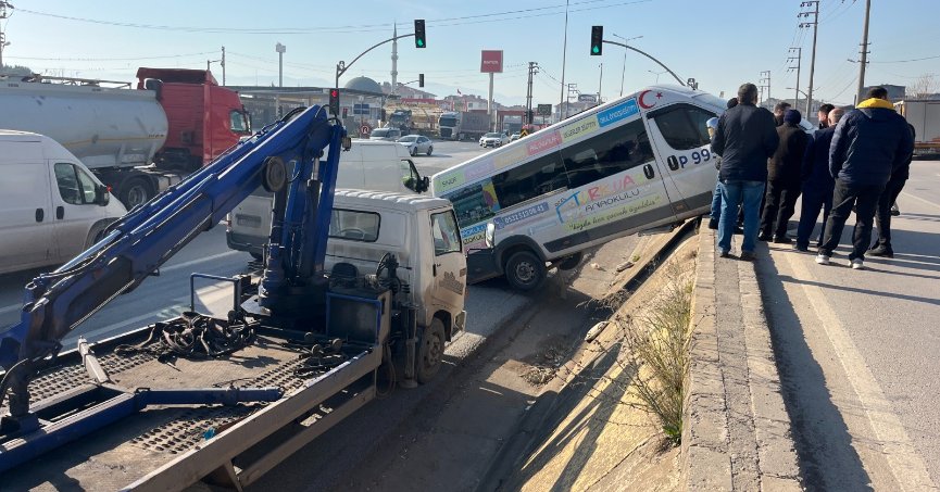 Park halindeki minibüs duvardan yolun kenarına düşerek asılı kaldı