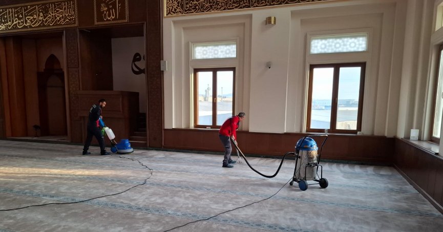 Çayırova'da cuma vaazı sırasında içeriye köpek giren cami dezenfekte edildi