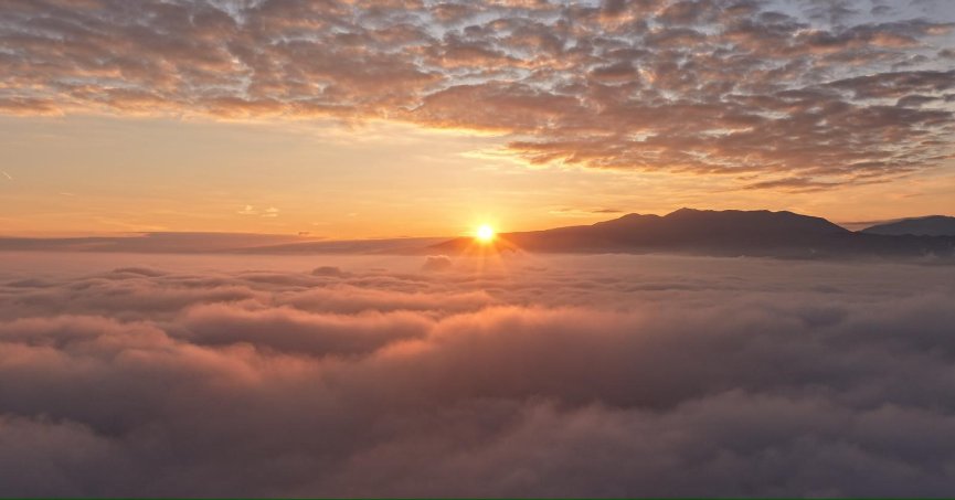 Sis bulutları arasında kartpostallık görüntüler