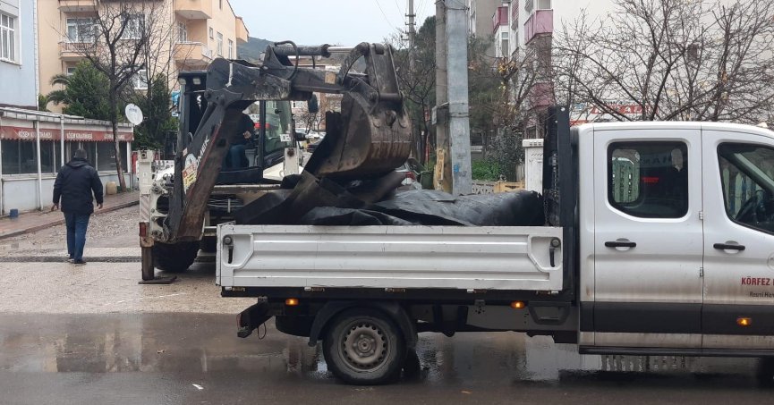 Körfez'de şiddetli fırtınada çatılar uçtu, araçlar hasar gördü