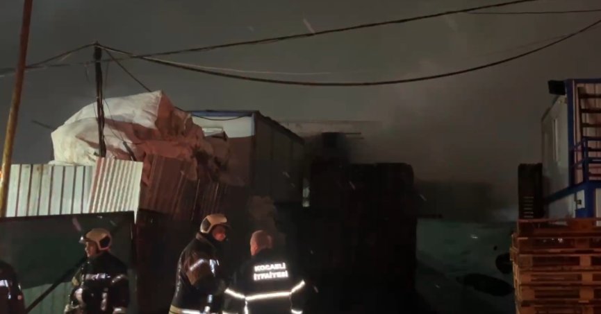 Çayırova'da palet deposunda gece yangını