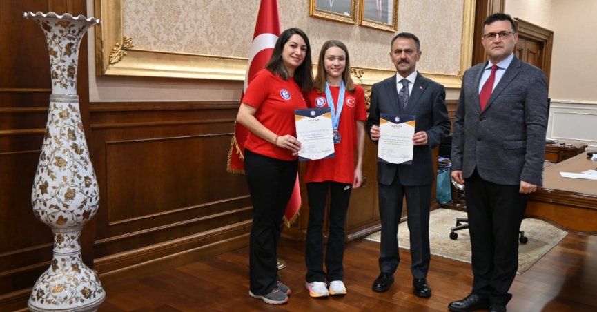 Rekortmen Yüzücü Alara Gökalp’ten Vali Aktaş’a Ziyaret