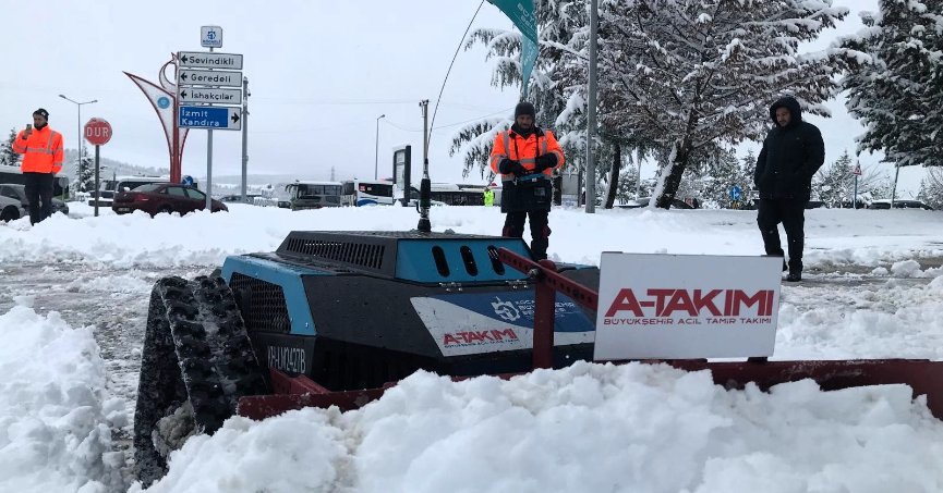 Kaldırımlar robotik araçlarla kardan temizleniyor