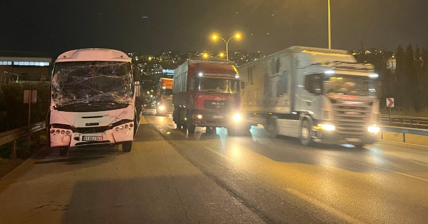 Servis Aracı TIR’a Çarptı, 6 Kişi Yaralandı