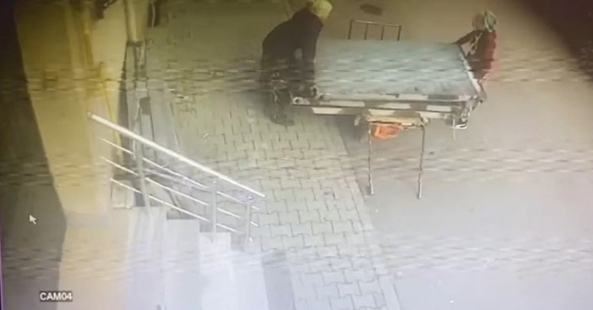 Çatıdan indirilen güneş panellerini el arabasıyla götürdüler