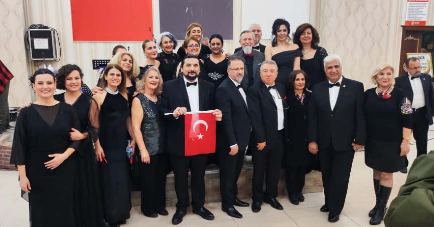  “İzmir Benim, Van Benim” Ayakta Alkışlandı