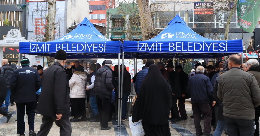 İzmit’te Berat Kandili’nde helva dağıtımıyla kutlama