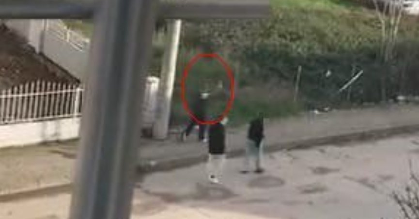 Sokak ortasında havaya ateş eden çocuk kamerada   