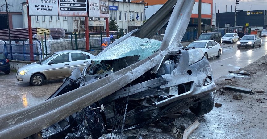 Araç, metrelerce sürüklenip demirlerin üzerinde askıda kaldı