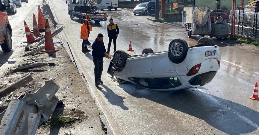 Bariyeri sökülen noktadan yan yola savrulan otomobil takla attı, 2 kişi yaralandı