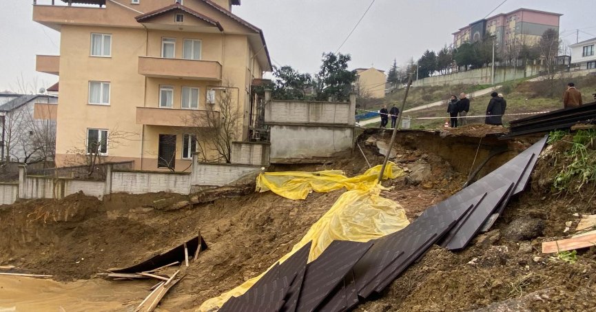 İnşaat kazısında toprak kaydı, yolun bir bölümü çöktü