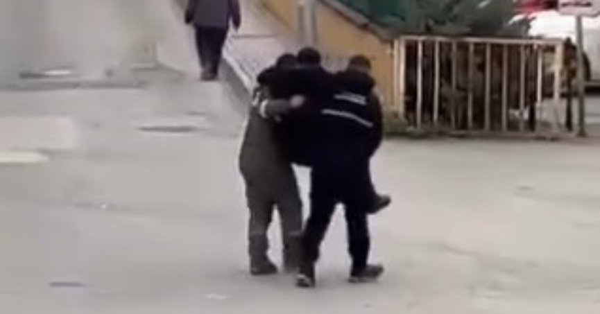 Rahatsızlanan yaşlı vatandaşı belediye işçileri kucaklarında taşıdı