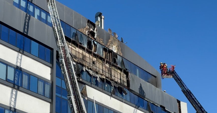 İş merkezinin dış cephesinde yangın çıktı