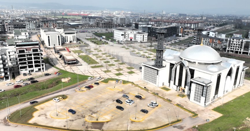 Kartepe Kent Meydanı Cami, ilk teravihle ibadete açılıyor