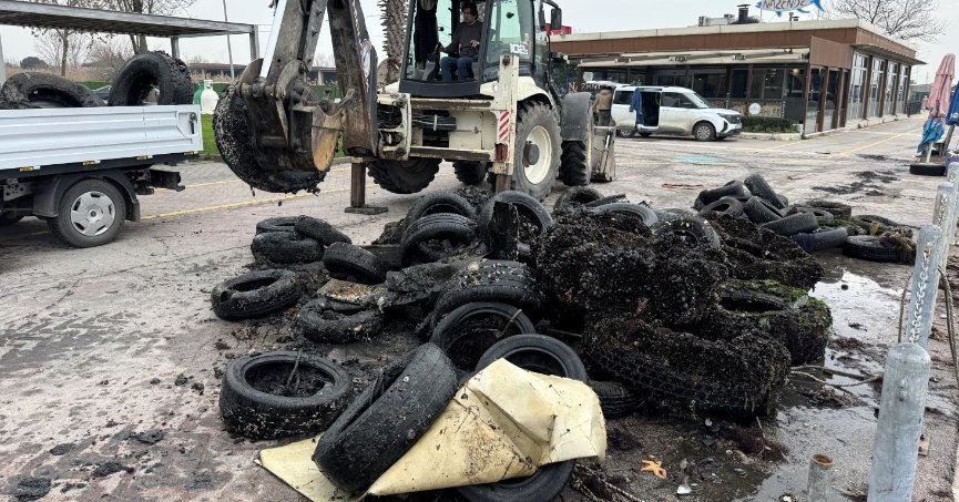 İzmit Körfezi'nde deniz dibinden 50 lastik çıktı