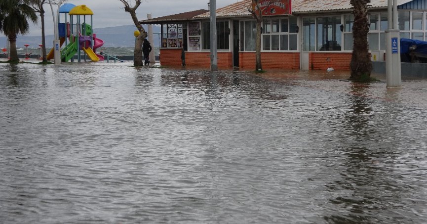 Kocaeli'yi lodos vurdu, yollar göle döndü