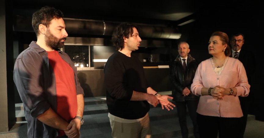 Yeni sahne kapılarını açıyor