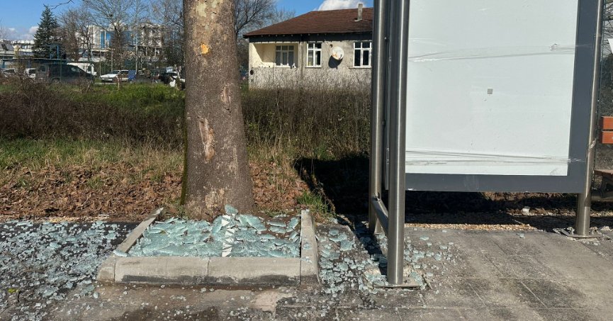 Alikahya Sanayi Caddesi’ndeki Otobüs Durağı 1 Aydır Kırık