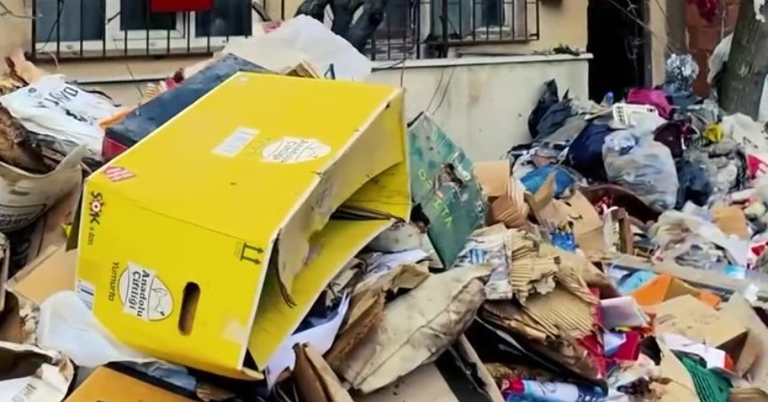 Kötü koku ihbarıyla gidilen evden 30 ton çöp çıktı