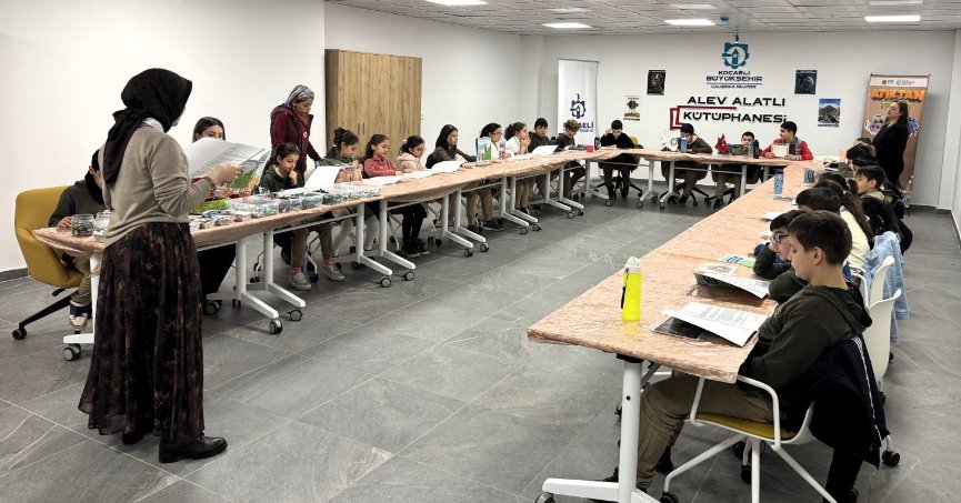 İlkokul öğrencileri elektronik atıklardan tablo yaptı