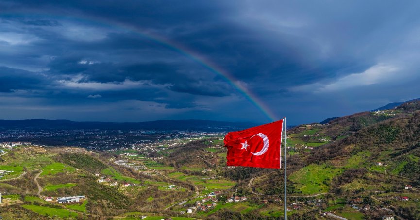 Gökkuşağı ve Türk bayrağı aynı karede buluştu