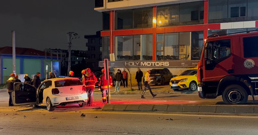 İki otomobilin çarpıştığı kaza maddi hasarla atlatıldı