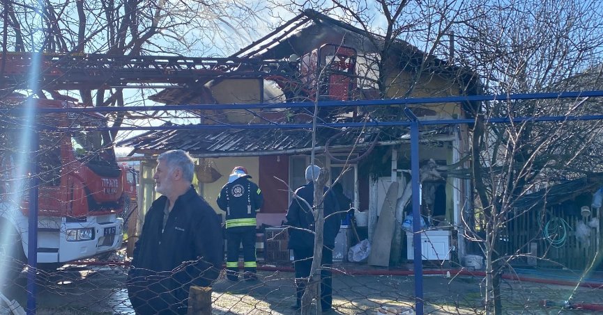 Yangını söndürmeye çalışan ev sahibi yaralandı