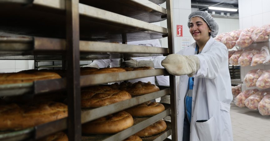 Üniversite öğrencileri kendi elleriyle yaptıkları pideleri iftar çadırında dağıttı