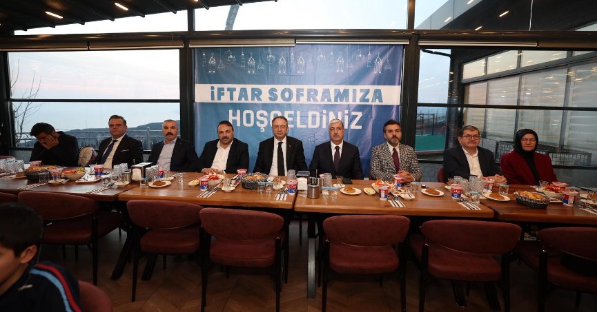 Dilovası'nda yetim ve öksüz aileleri için iftar programı düzenlendi