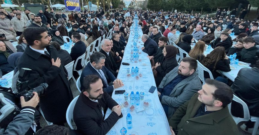 Bakan Kacır, Kocaeli'de üniversite öğrencileriyle iftarda buluştu 