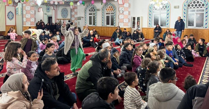 Gölcük'te çocuklar ramazan geleneklerini Karagöz ve Hacivat ile öğreniyor