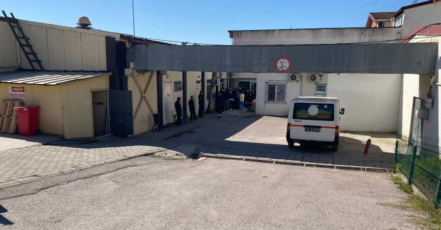  İki tırın arasında feci ölüm