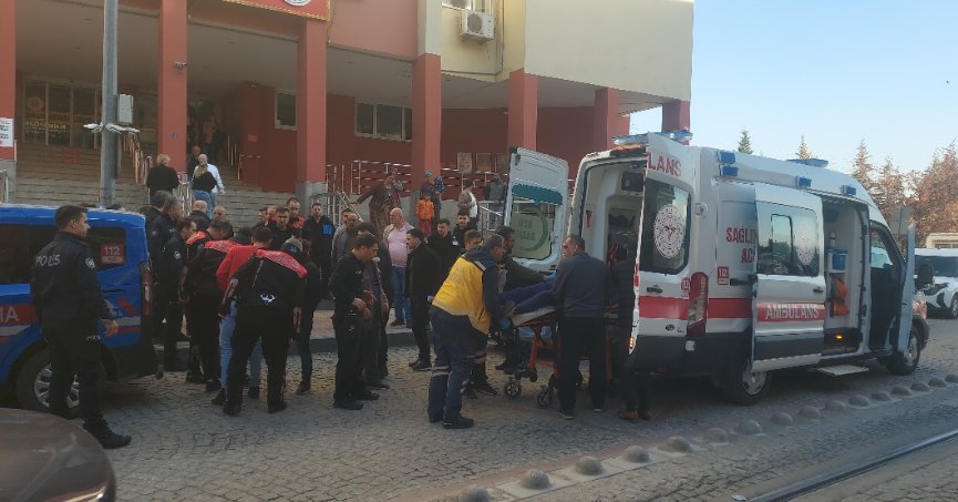 Adliye önünde kalbinden bıçakladı