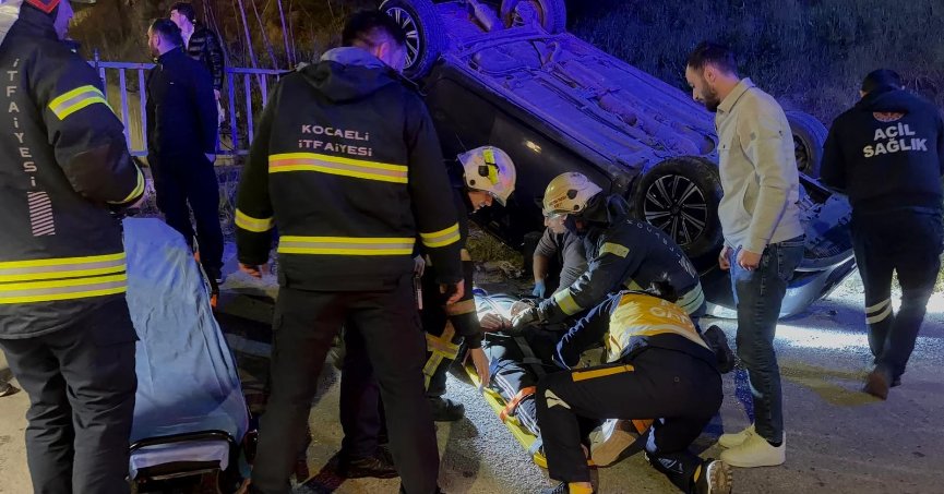 Takla atan otomobilde 2 kişi yaralandı, diğer sürücü kaçtı