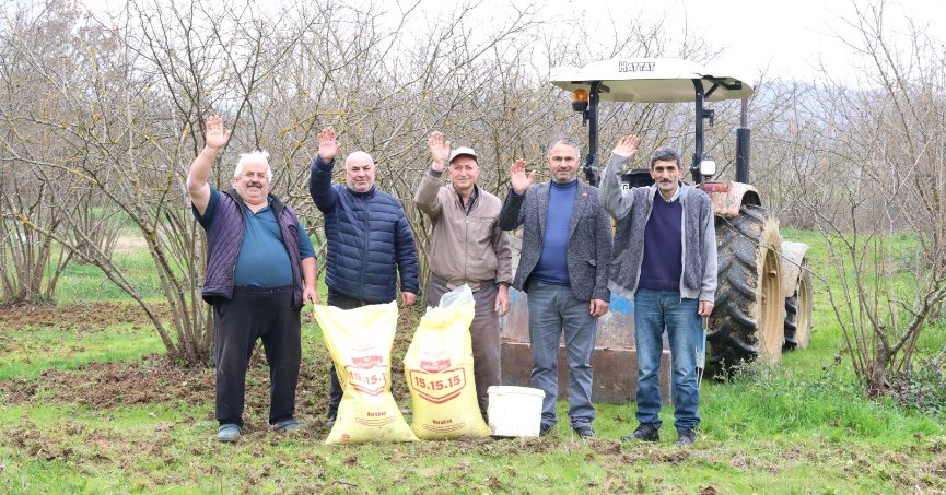 Gübreler toprakla buluşuyor, çiftçinin yüzü gülüyor