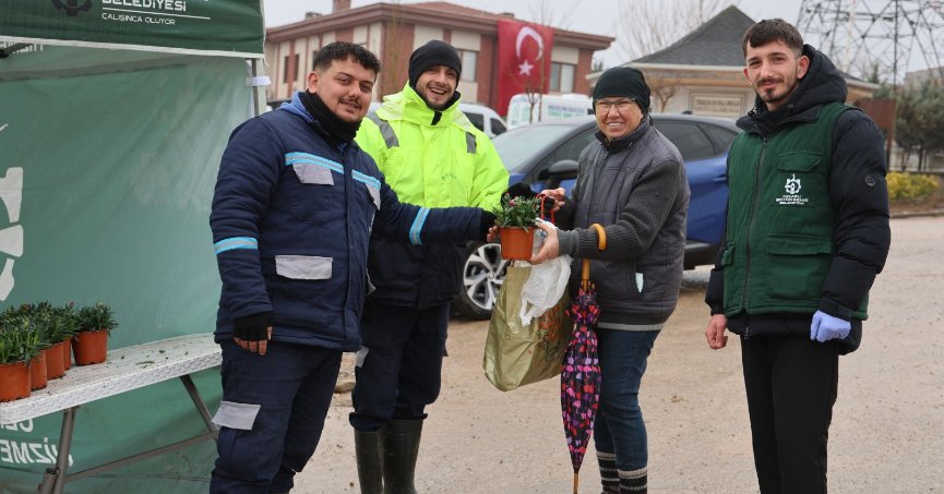 Büyükşehir, kabirler için on binlerce çiçek dağıttı