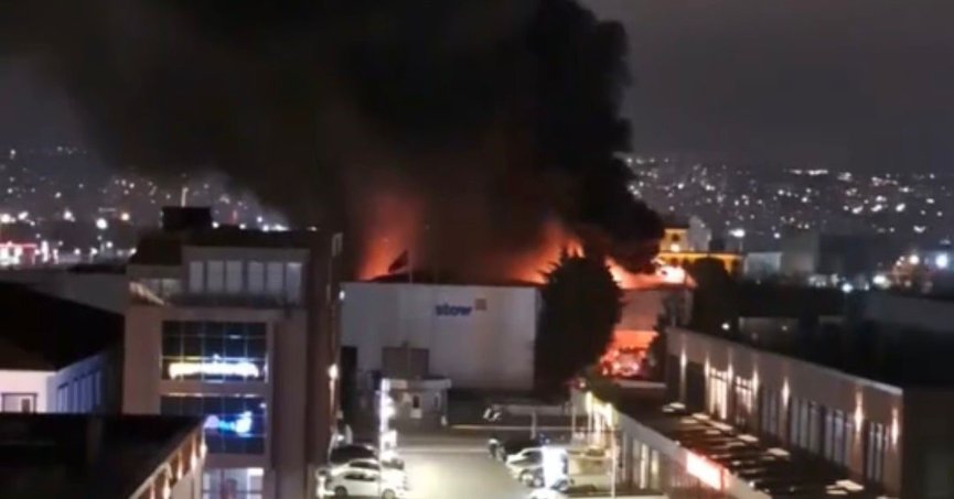 Raf imalatı yapılan fabrika alevlere teslim oldu