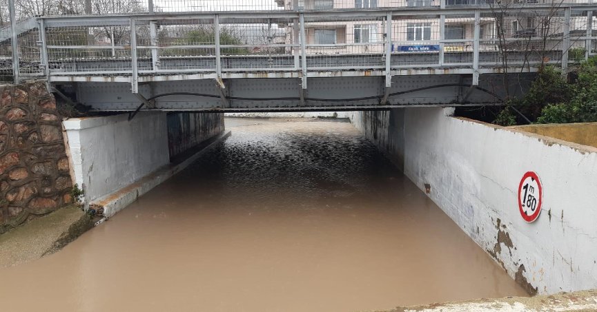  Kocaeli'de sağanak sebebiyle alt geçidi su bastı