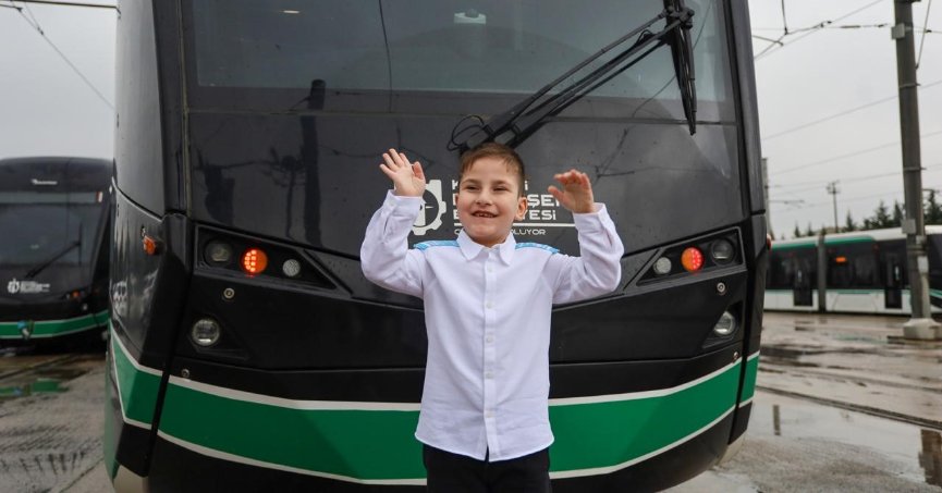 Tramvay tutkunu 6 yaşındaki Muhammet Enes'in hayali gerçeğe dönüştü
