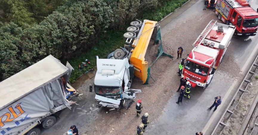 TEM'de otomobil devrilen tır dorsesinin altında kaldı: Karı-koca hayatını kaybetti