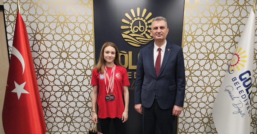 Başkan Sezer Şampiyon Milli yüzücü Gökalp’i Tebrik Etti